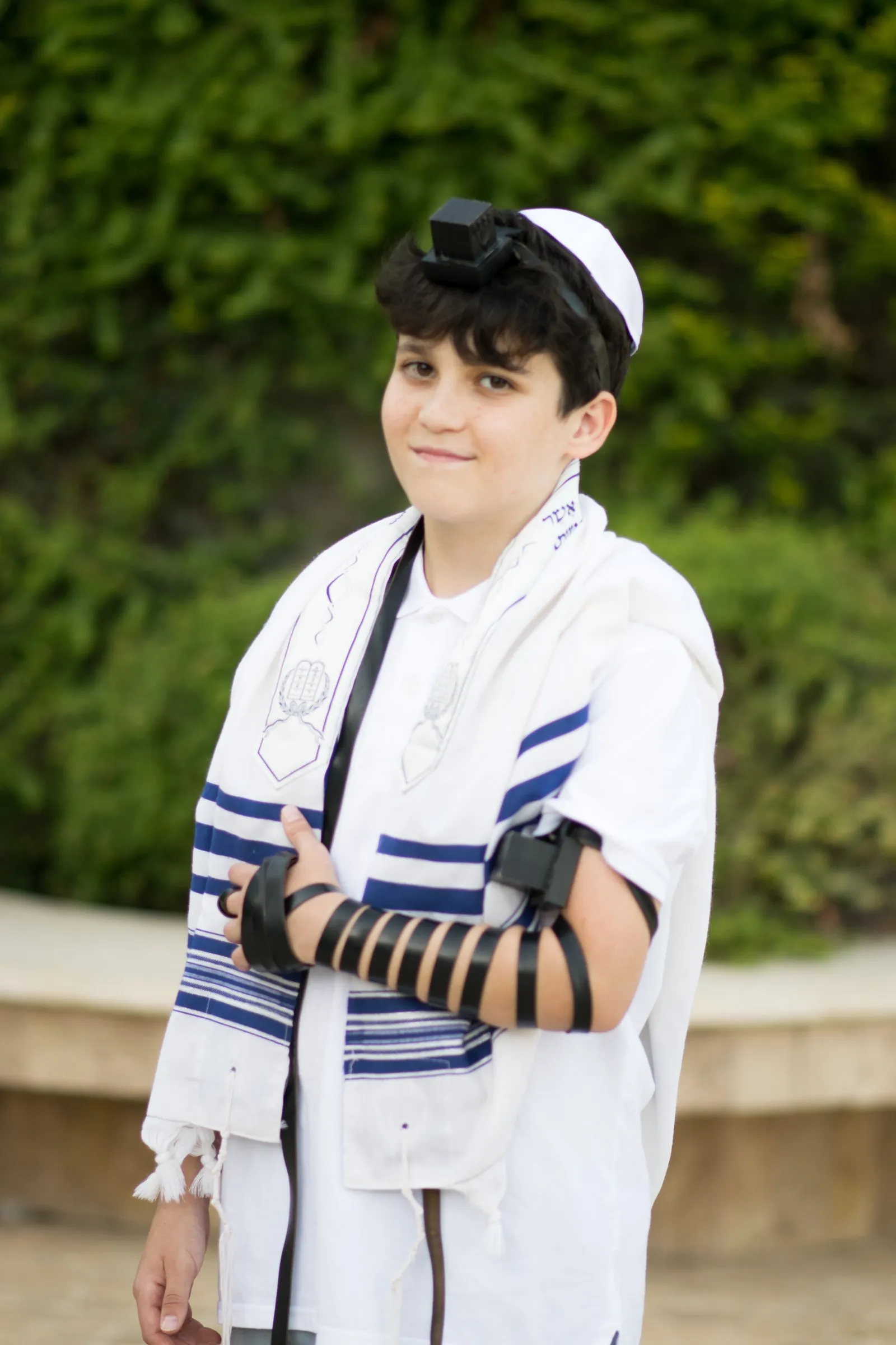 נער בבר מצווה עטוף בטלית