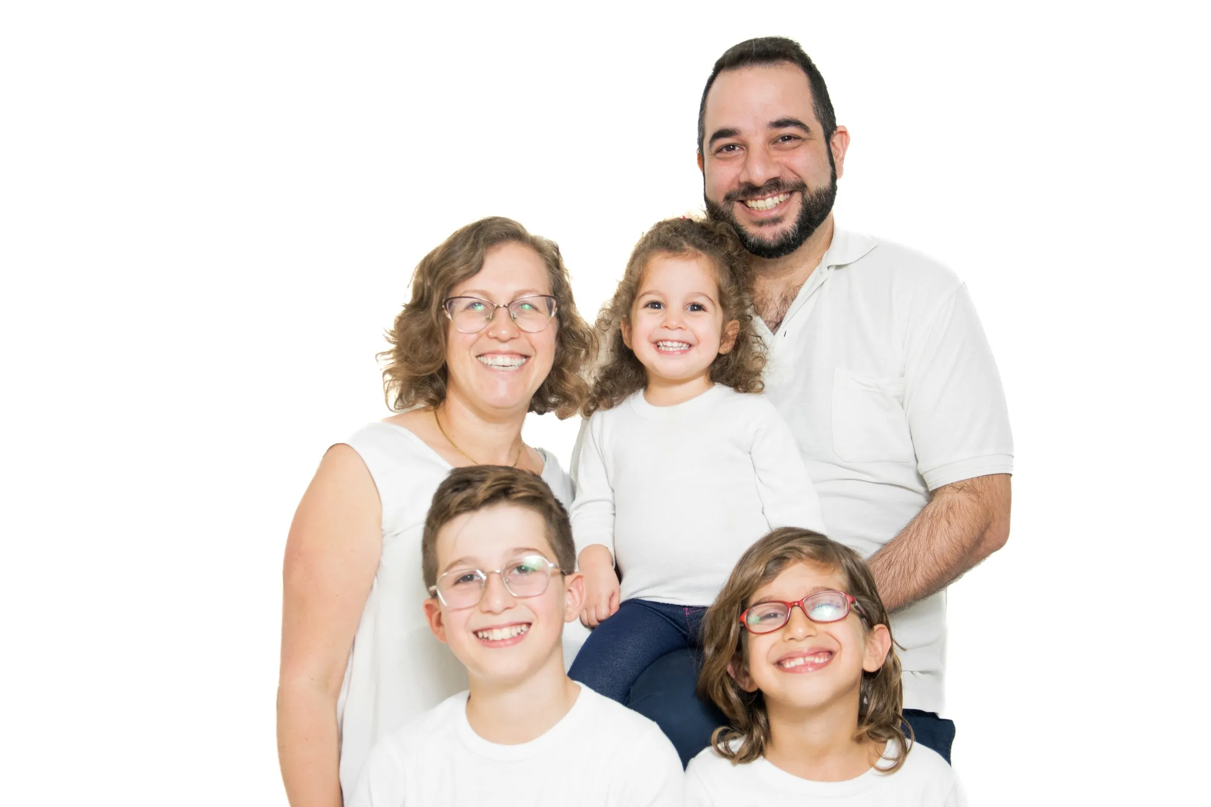 משפחה מחייכת בצילום סטודיו